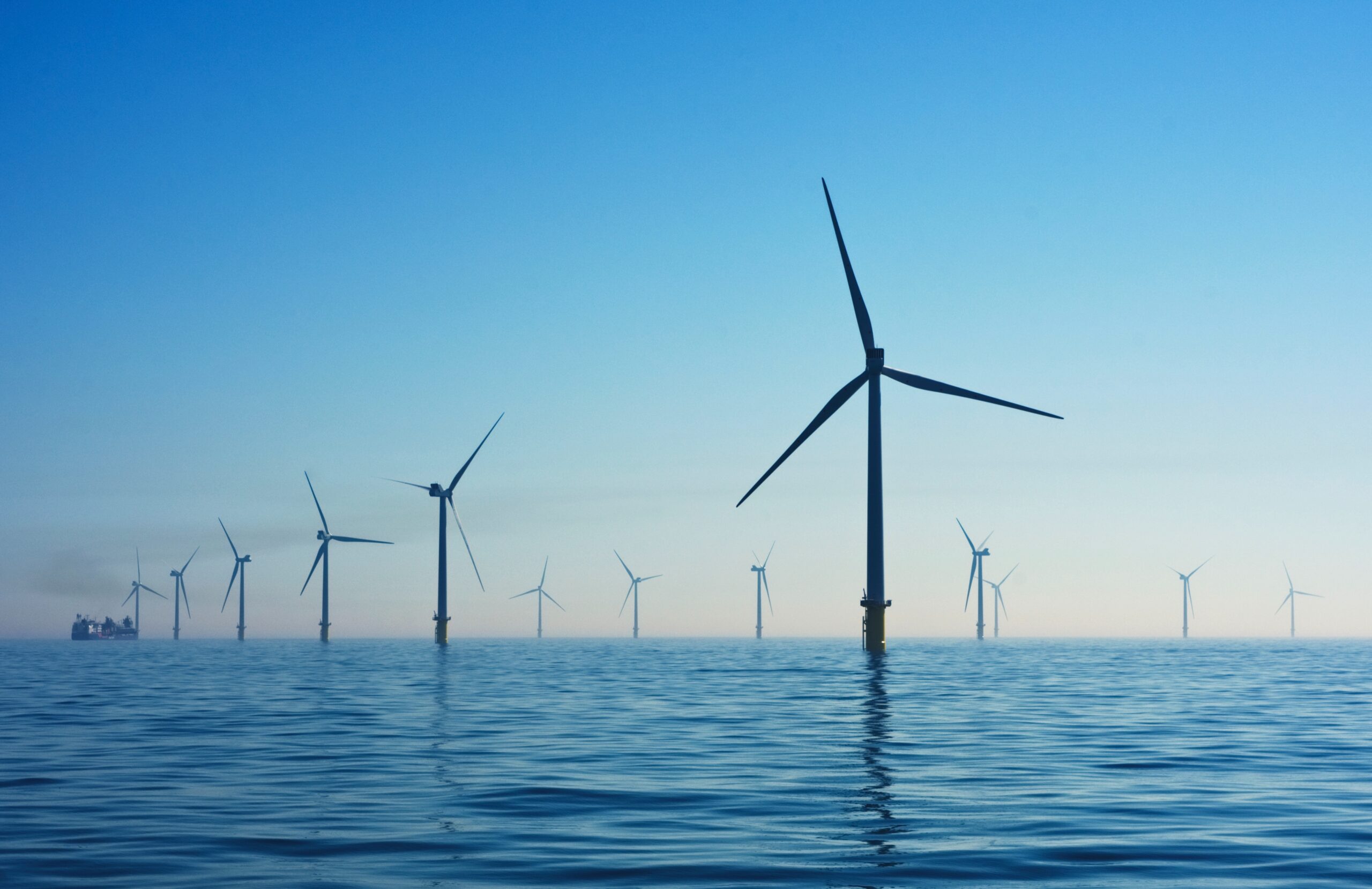 nicholas doherty pONBhDyOFoM unsplash scaled - Morska energia wiatrowa Power-to-X i produkcja zielonego wodoru w Danii