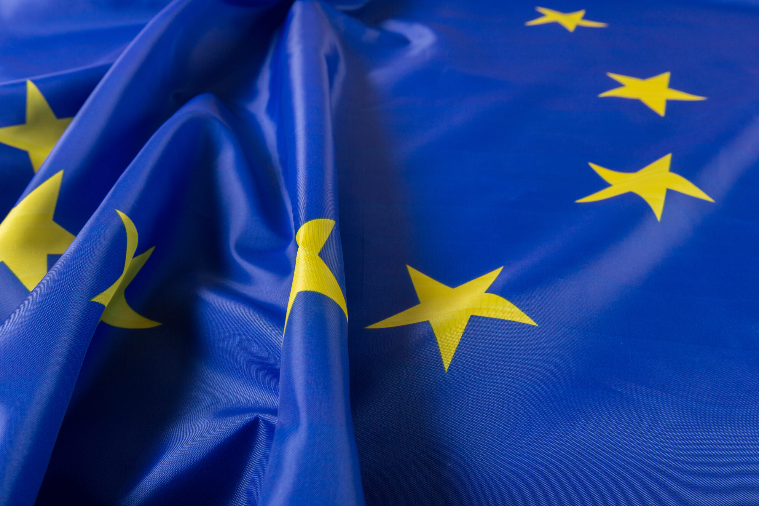 flaga unii europejskiej scaled - Fixed establishment w przypadku toll manufacturingu – orzeczenie TSUE